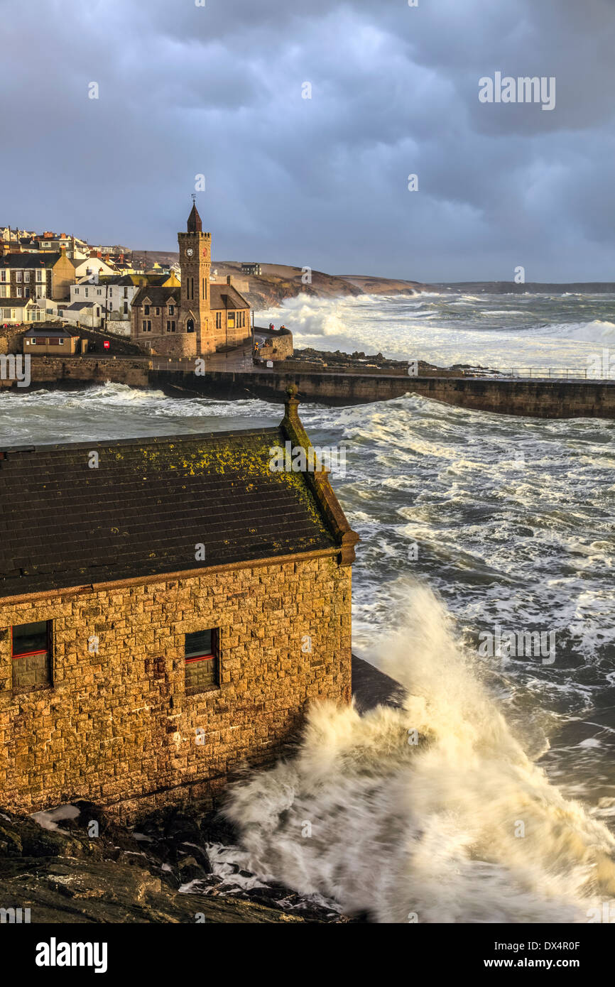 La torre dell orologio a Porthleven catturato dal di sopra della vecchia stazione di RNLI Foto Stock