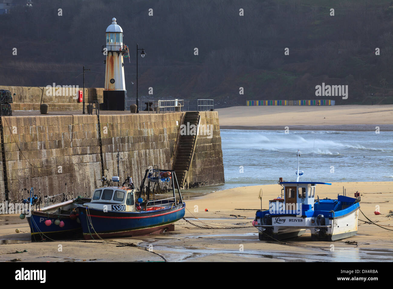 Barche sotto Smeaton è Pier a St Ives in Cornovaglia Foto Stock