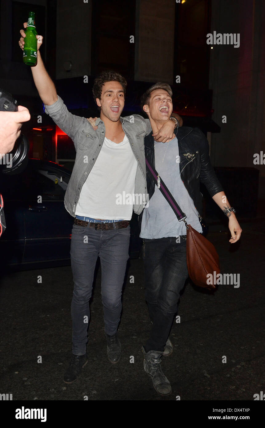 Andy Brown e Ryan Fletcher (destra) della boyband, Lawson, al Mahiki nightclub. Londra, Inghilterra - 16.10.12 Dove: Londra, Regno Foto Stock
