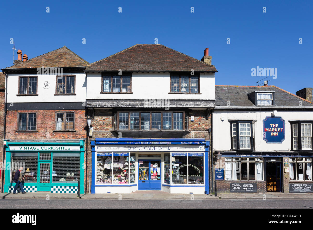 Vecchi edifici e negozi Market Inn Sandwich Kent Foto Stock