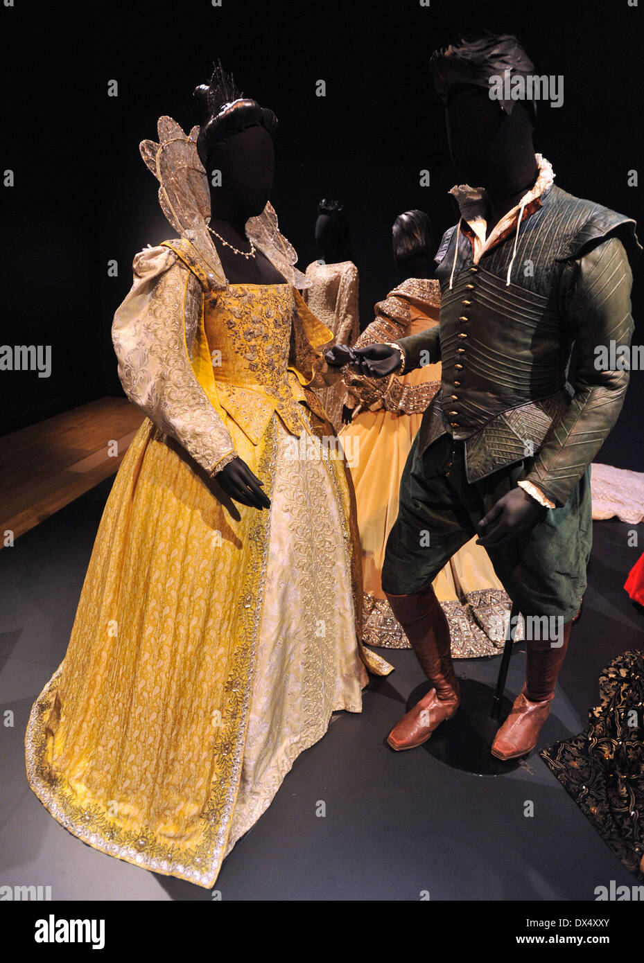 Shakespeare in Love - Gwyneth Paltrow come Viola de Lesseps e Joseph Fiennes come Shakespeare Costume di Hollywood - Premere view tenutosi presso il Victoria and Albert Museum. Londra, Inghilterra - 17.10.12 Dove: Londra, Regno Unito quando: 17 Ott 2012 Foto Stock