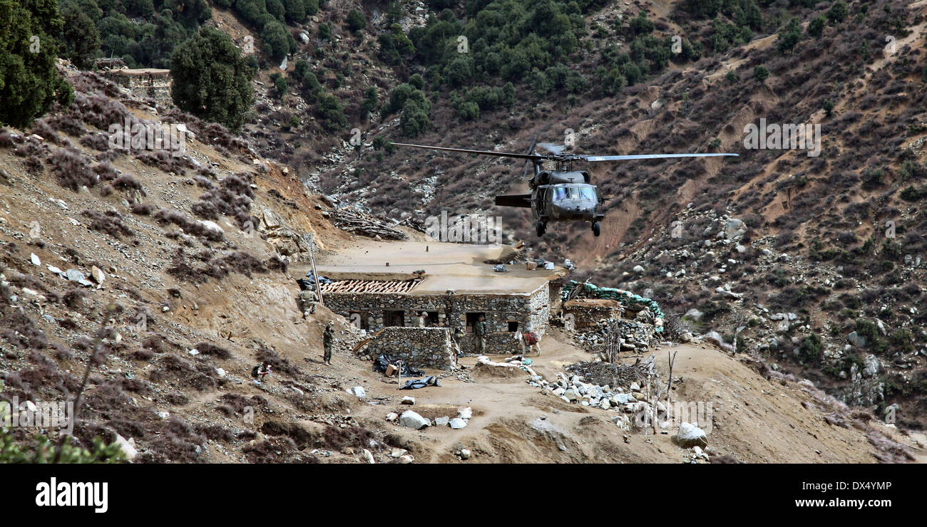 Un esercito americano UH-60 Black Hawk goccia fornisce ai soldati in avanti una base operativa Joyce dopo 5 giorni di scontri a fuoco con i Talebani ribelli Marzo 29, 2011 nella valle di Barawala Kalet, provincia di Kunar in Afghanistan. Foto Stock