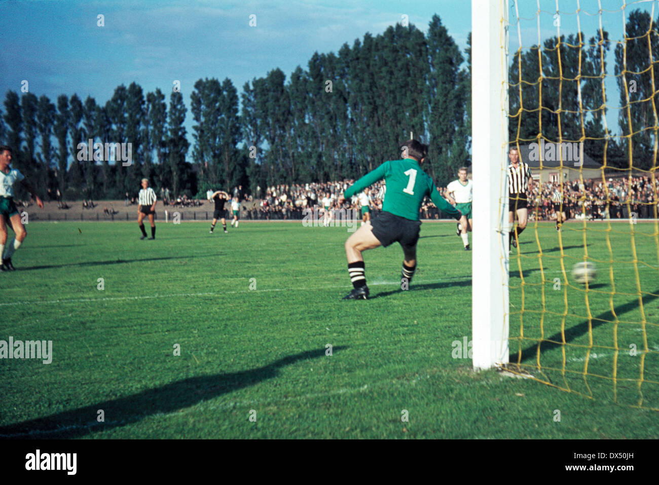 Calcio, partita amichevole, 1963/1964, Jahn Stadium, VfB Bottrop rispetto al Werder Brema 1:5,, obiettivo da Arnold Schuetz (sinistra) contro il detentore Walter Tannemann, stimato per data di creazione Foto Stock