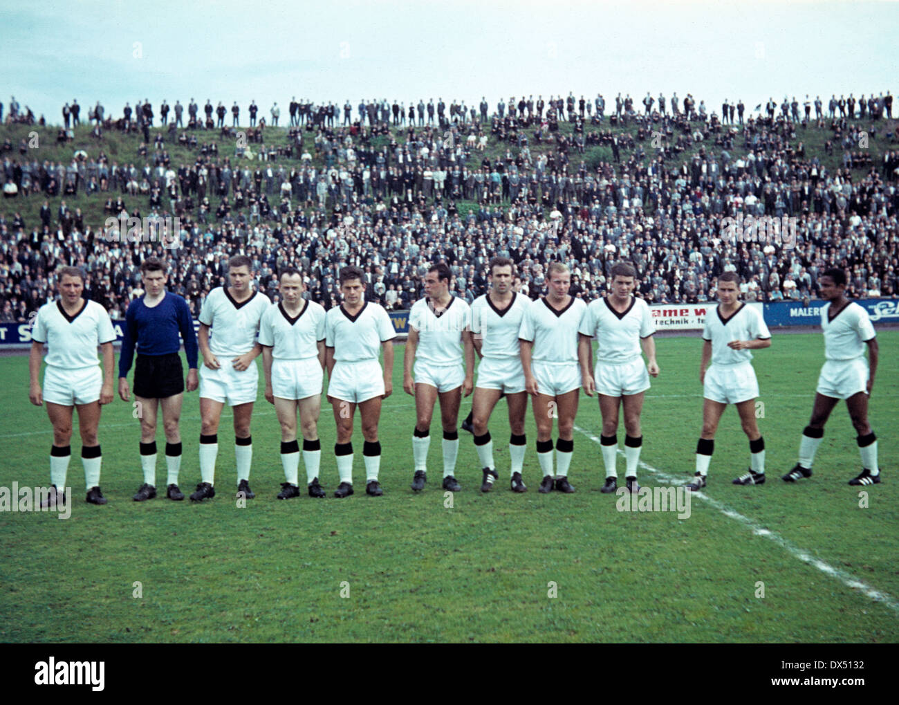 Calcio, Regionalliga Ovest, 1963/1964, Stadio am Uhlenkrug, ETB Schwarz Weiss Essen contro VfB Bottrop 0:1, team colpo di Essen con Karl-Heinz Mozin (1.f.l.m.), il custode Hermann Merchel (2.f.l.), Guenter Krafczyk (9.f.l.), Richard Kulot, Horst Kracht (3.f.l Foto Stock