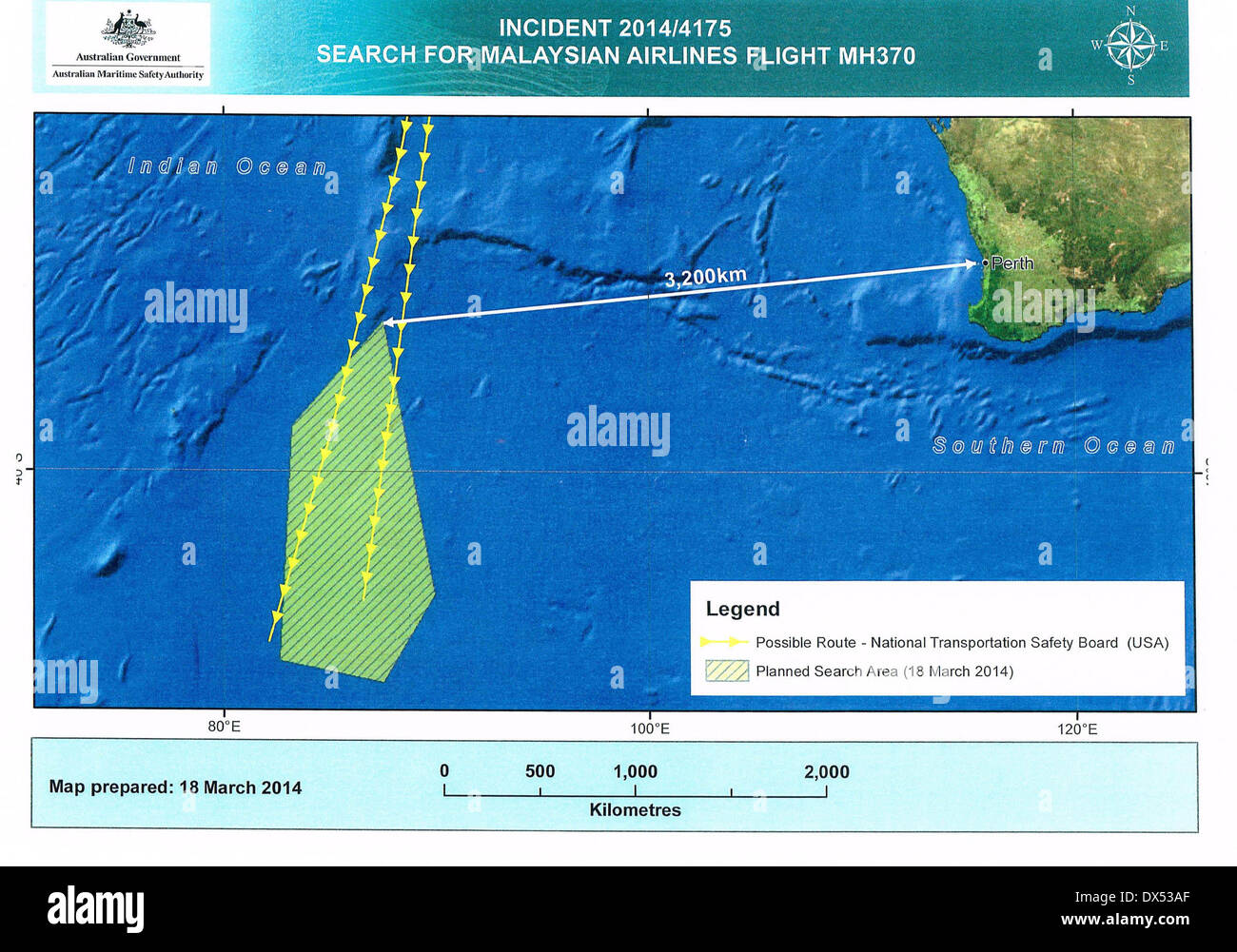 Canberra. Xviii Mar, 2014. La versione scansionata della mappa rilasciato il 18 marzo 2014 dalla Australian Maritime Safety Authority (AMSA) mostra prevista area di ricerca (area ombreggiata), la punta settentrionale della quale è 3.200 chilometri da Perth. Le frecce gialle indicano due possibili percorsi del piano mancante, secondo le analisi della National Transportation Safety Board degli Stati Uniti. AMSA ha detto martedì che l Australia ha iniziato le operazioni di ricerca mancante per la Malaysia Volo Aereo MH370 in un'area di 600.000 chilometri quadrati off Western Australian costa. Credito: Xinhua/Alamy Live News Foto Stock