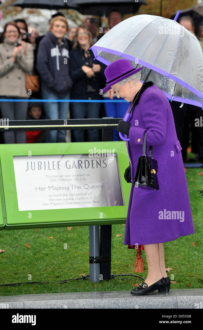 La regina Elisabetta II apre il recentemente sviluppato Jubilee Gardens sulla South Bank di Londra, prima di visitare il British Film Institute di Londra - Inghilterra - 25.10.12 Dove: Londra, Regno Unito quando: 25 Ott 2012 Foto Stock