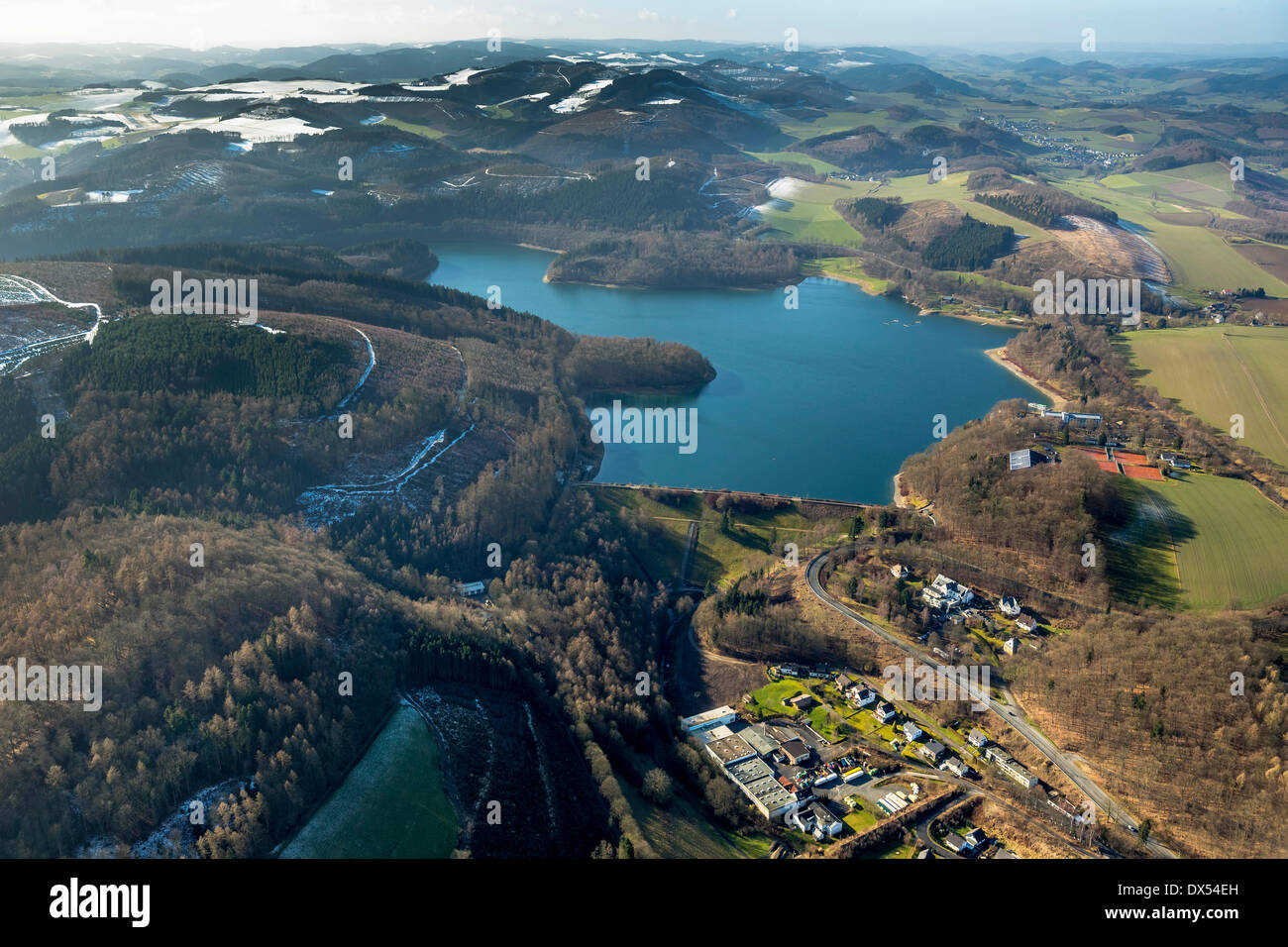Vista aerea, Hennedamm Hennetalsperre sul serbatoio con Himmelsleiter, Meschede, Sauerland, Nord Reno-Westfalia, Germania Foto Stock