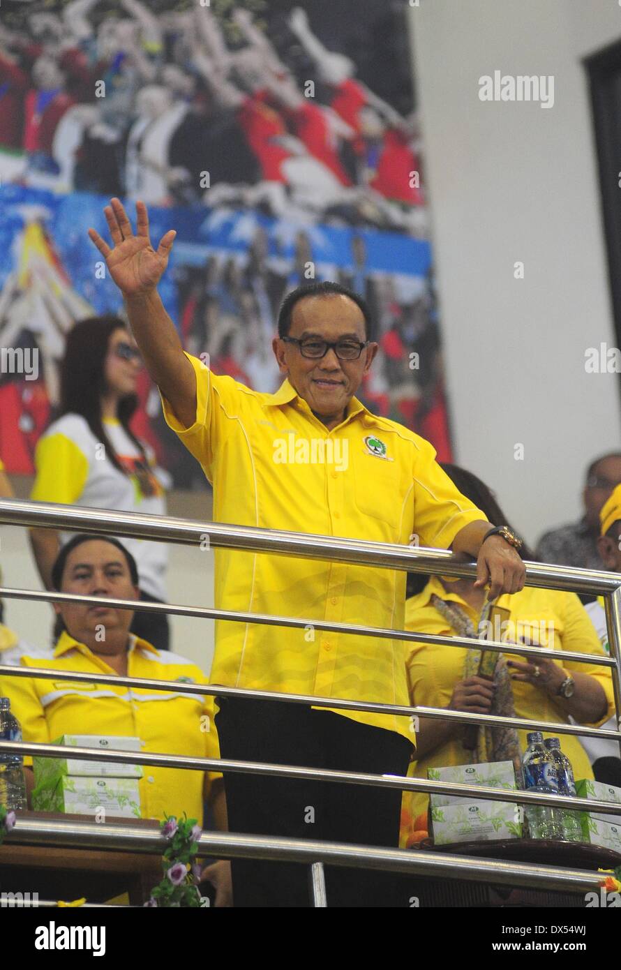 Jakarta, Indonesia. Xviii Mar, 2014. Aburizal Bakrie, presidente candidato da parte dei gruppi funzionali, prende parte in una campagna nel rally di Jakarta, Indonesia, Marzo 18, 2014. L Indonesia è programmato per tenere elezioni presidenziali del 9 luglio che si tradurrà in una nuova amministrazione come il presidente uscente Susilo Bambang Yudhoyono è impedito di cercare la rielezione dopo aver completato due al massimo cinque anni. Credito: Zulkarnain/Xinhua/Alamy Live News Foto Stock