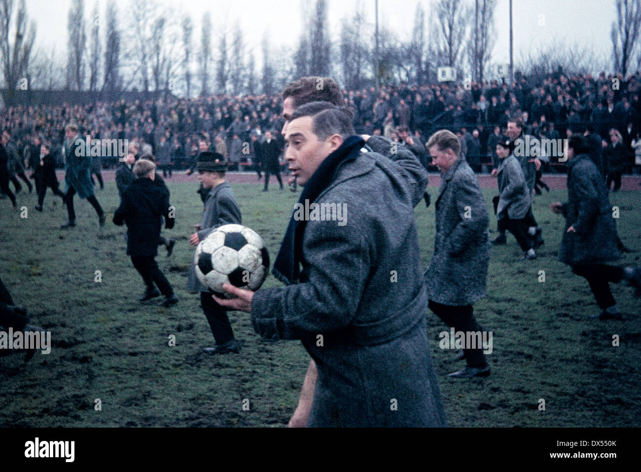 Calcio, Regionalliga Ovest, 1963/1964, Jahn Stadium, VfB Bottrop versus Alemannia Aachen 2:1, fine della partita, ventilatori in esecuzione sul terreno, piacere con pulmann Werner Stahl (VfB) Foto Stock