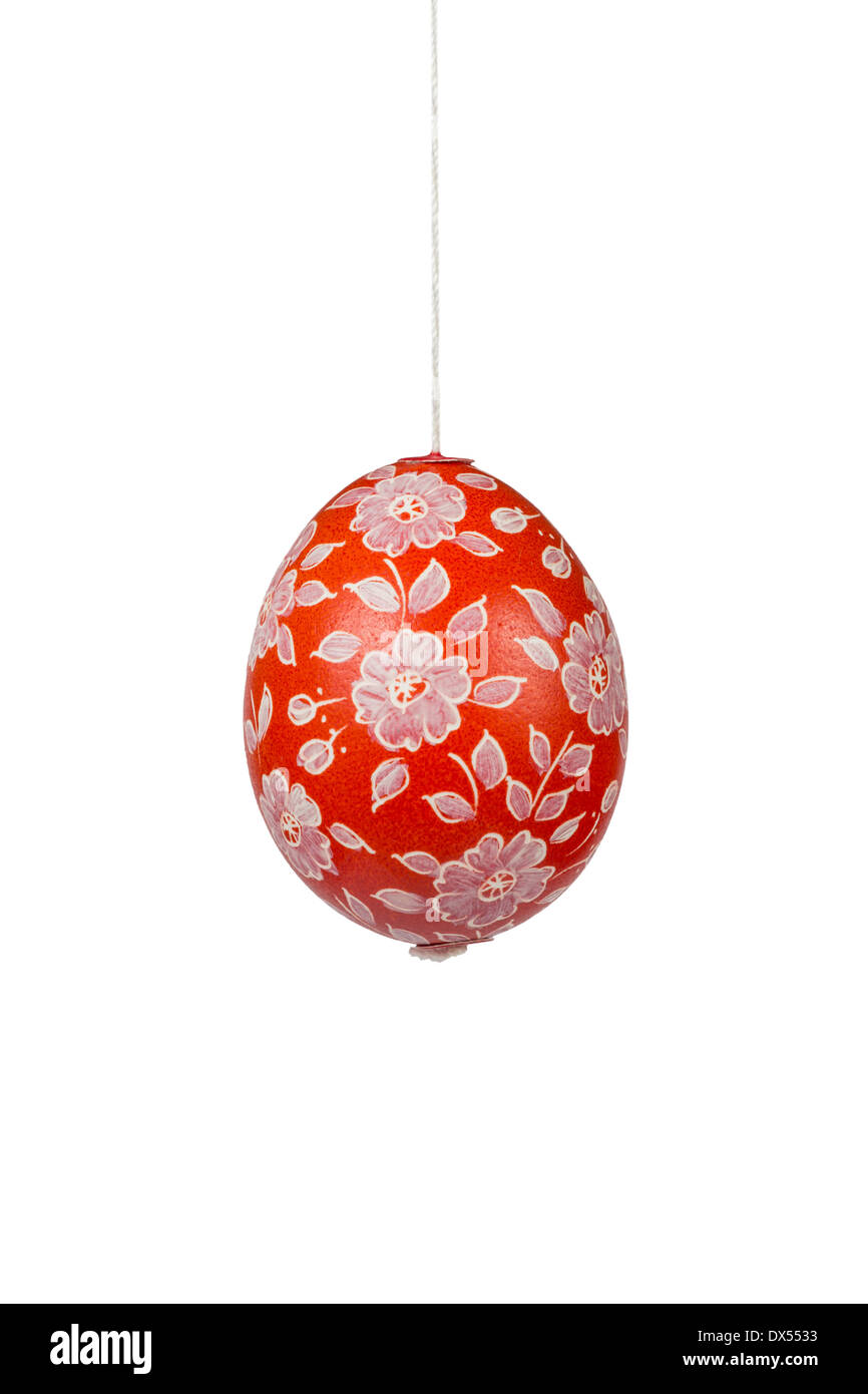 Dipinto di rosso d'uovo di pasqua con ornamenti floreali isolati su sfondo bianco Foto Stock