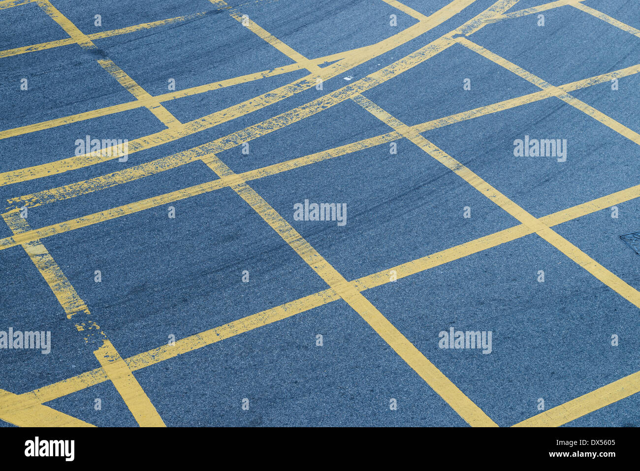 La segnaletica stradale - doppie linee di colore giallo Foto Stock