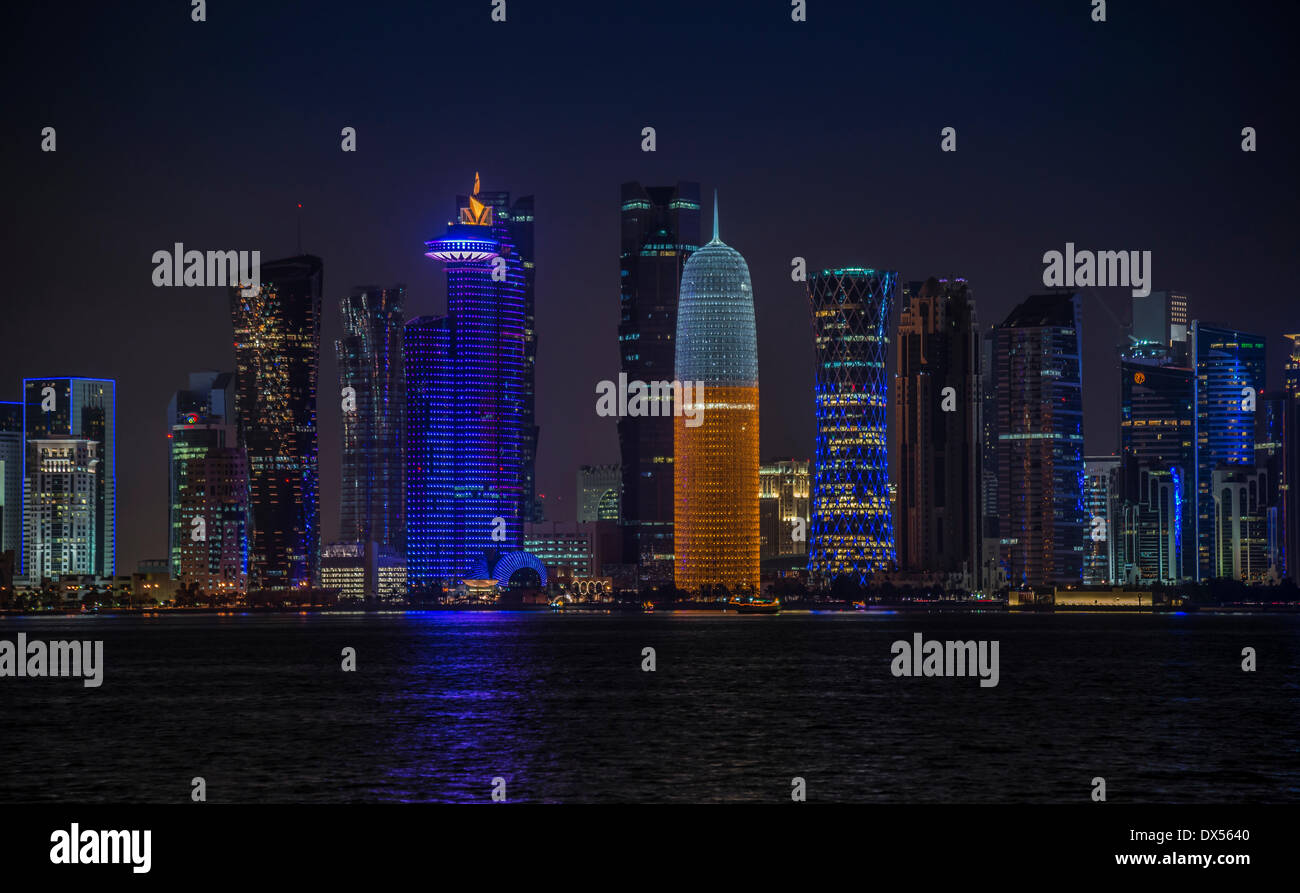 Skyline del Qatar di notte con il World Trade Center, Burj Qatar, il Palm 1 e 2, Doha, Qatar, Emirati Arabi Uniti Foto Stock