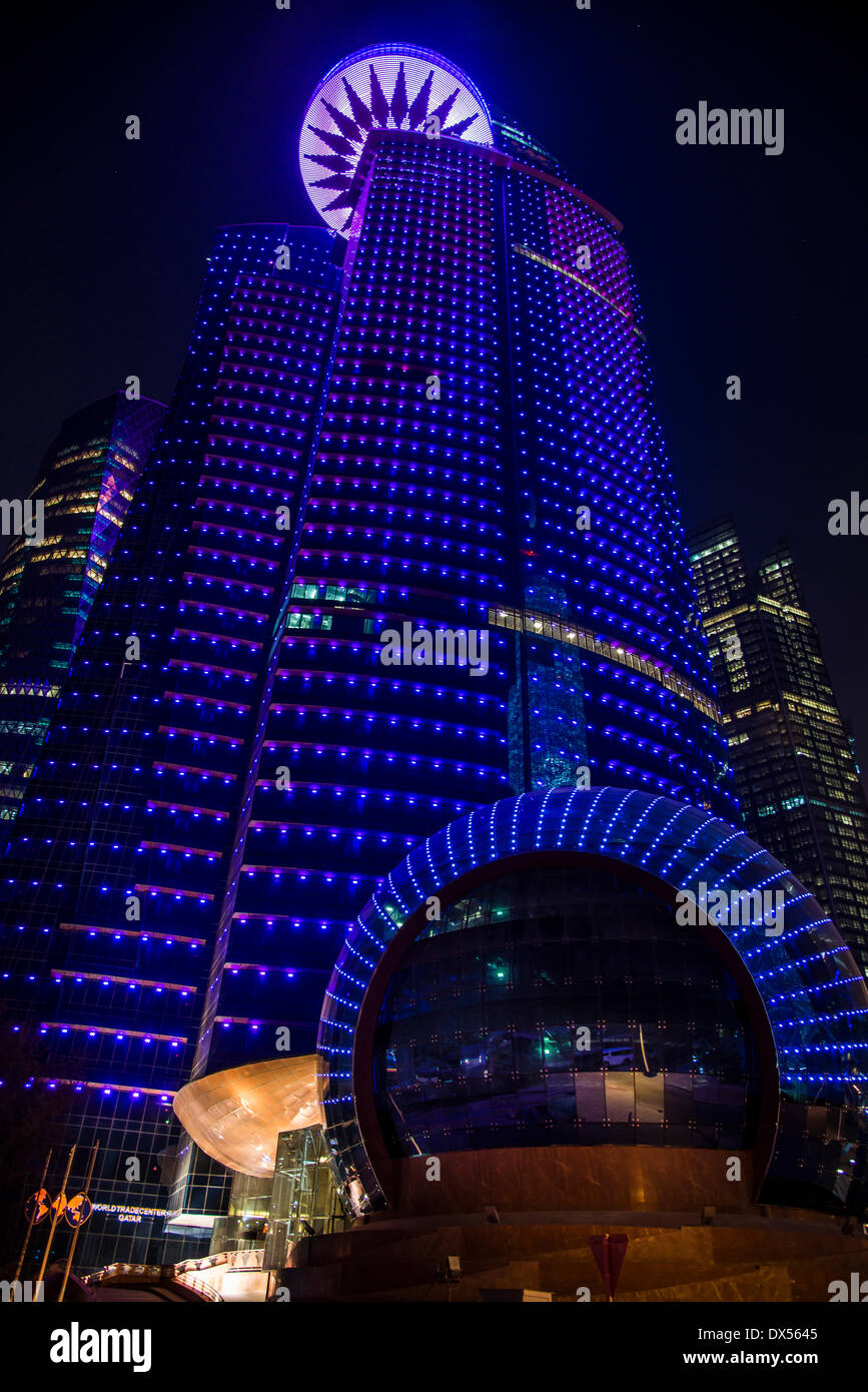Doha World Trade Center, di notte, Doha, Qatar, Emirati Arabi Uniti Foto Stock