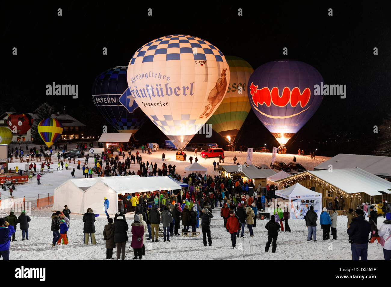 Notte a incandescenza il palloncino Montgolfiade evento in Tegernsee, Alta Baviera, Baviera, Germania Foto Stock