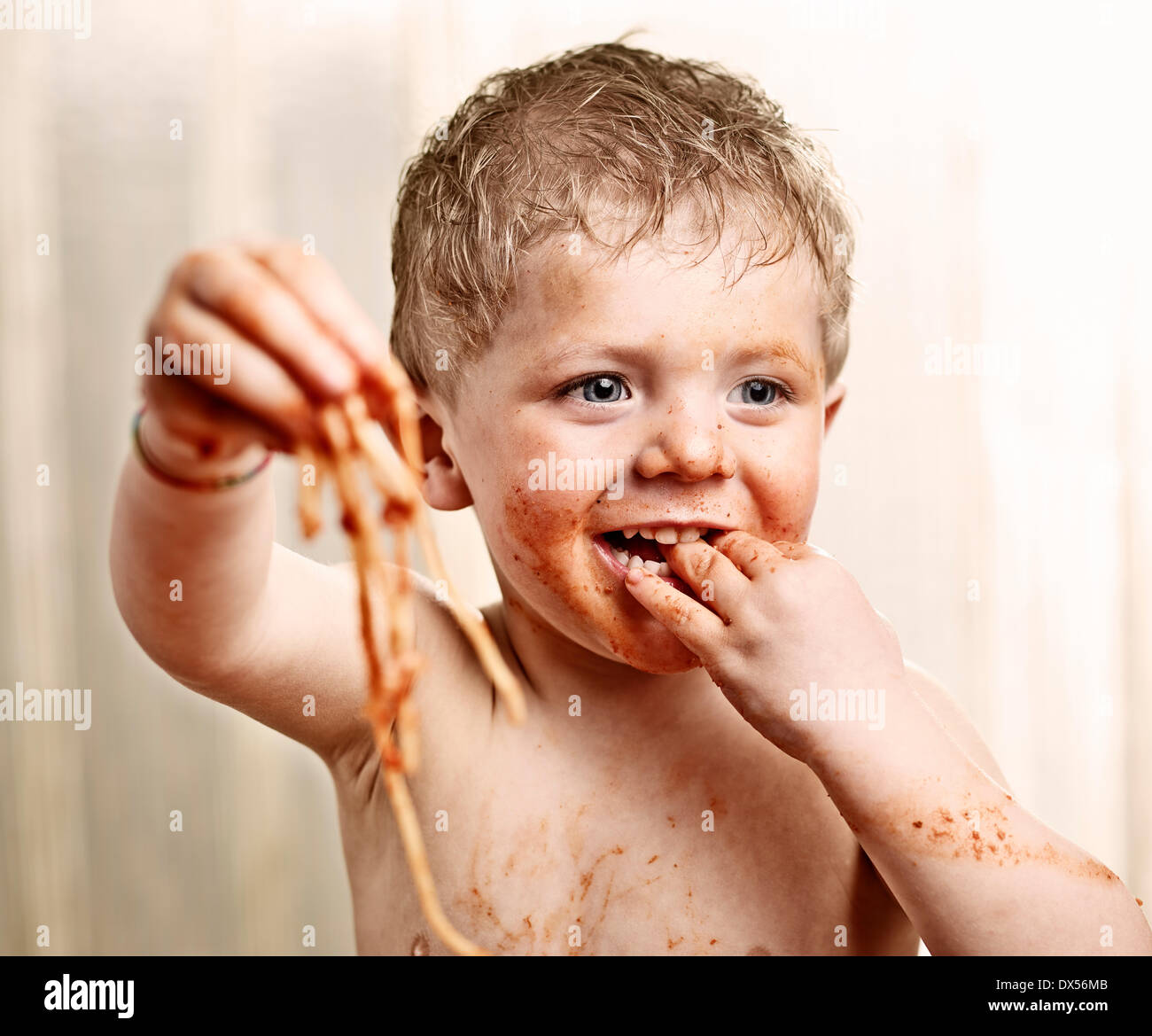 Bambino mangiare spaghetti Foto Stock