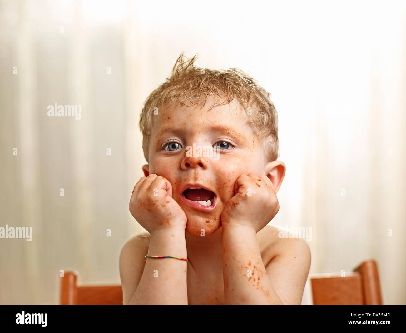 Bambino con una salsa-cosparse di fronte Foto Stock