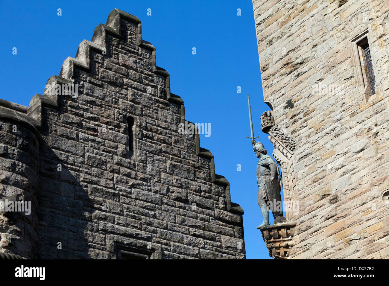 Statua di William Wallace sul National Wallace Monument su Abbey Craig, vicino a Stirling, Scozia Foto Stock