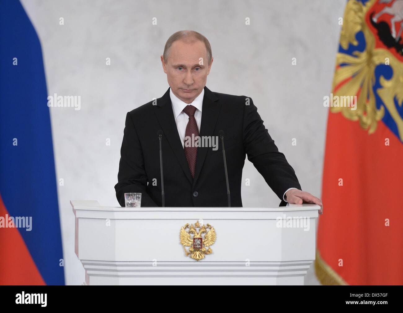 Mosca, Russia. Xviii Mar, 2014. La Russia è il Presidente Vladimir Putin risolve una sessione congiunta del Parlamento russo in Crimea nel Cremlino di Mosca, Russia, Marzo 18, 2014. Il presidente russo Vladimir Putin ha firmato un accordo di martedì di accettare la Repubblica di Crimea e la città di Sebastopoli come parte del suo territorio, live TV broadcast ha dimostrato. Credito: RIA Novosti/Xinhua/Alamy Live News Foto Stock