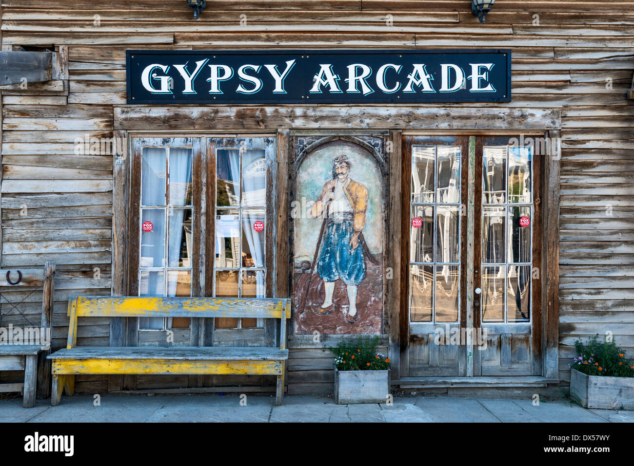 La pittura di potentati turco sulla parte anteriore dello store su Wallace Street nella città fantasma di Virginia City, Montana, USA Foto Stock