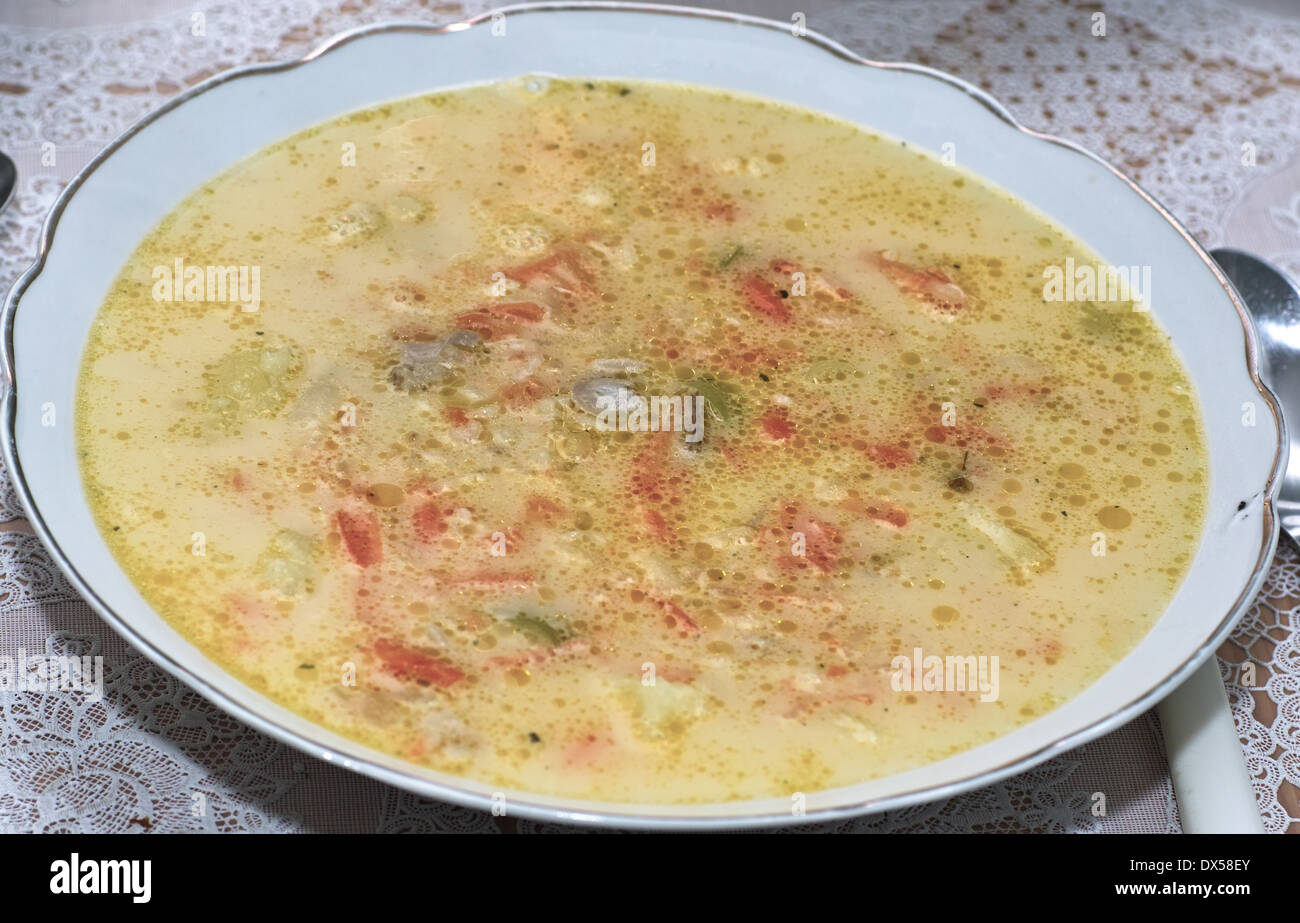 Zuppa di cetriolo. Nella cucina polacca tradizionale cucina polacca, zuppa di cetriolo piatto pronto da mangiare. Foto Stock