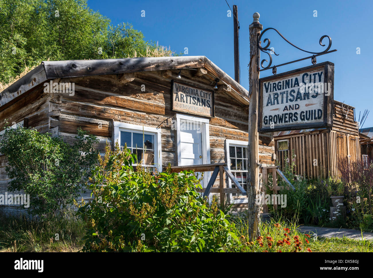 Log Cabin nella città fantasma di Virginia City, Montana, USA Foto Stock
