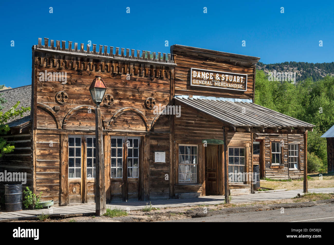La danza e la Stuart Store (1862) nella città fantasma di Virginia City, Montana, USA Foto Stock