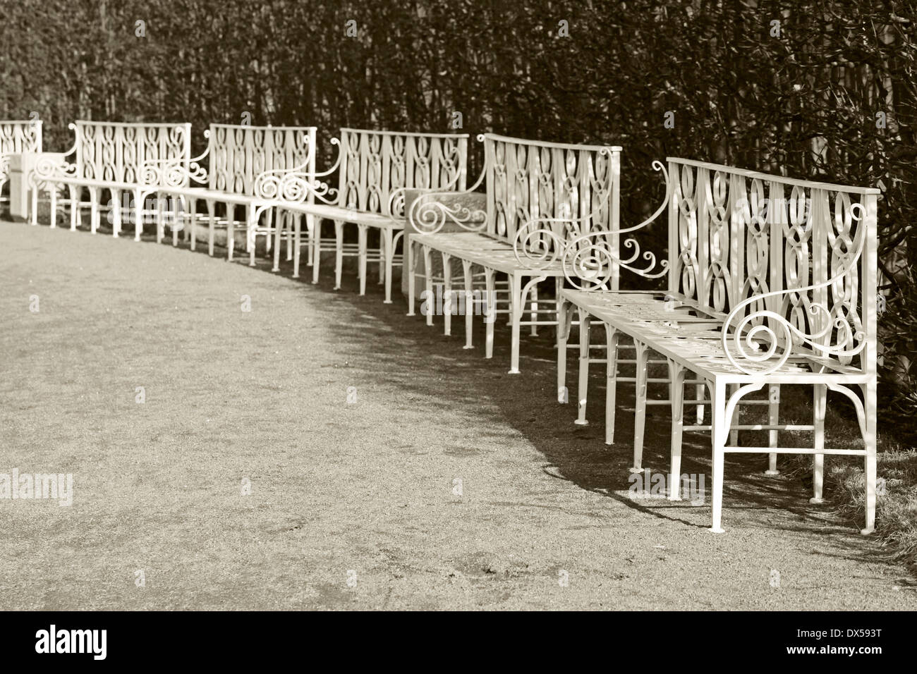 White panchine in fila. Retrò foto stilizzata Foto Stock