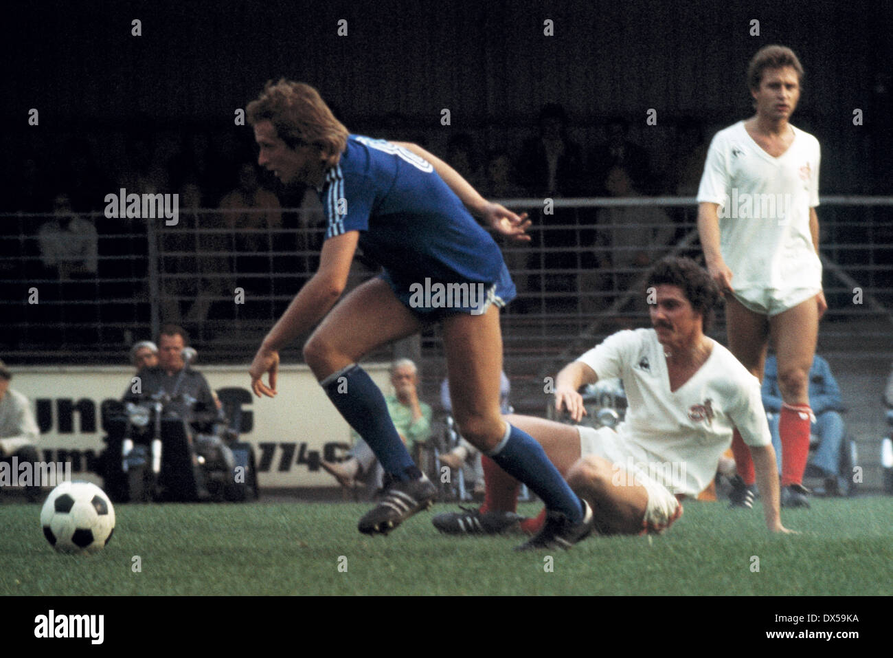 Calcio, Bundesliga, 1974/1975, Stadio an der Castroper Strasse, VfL Bochum contro 1. FC Colonia 3:2, duello tra Paolo Holz (VFL) sinistro e Juergen Glowacz (FC), dietro Heinz Flohe (FC) Foto Stock