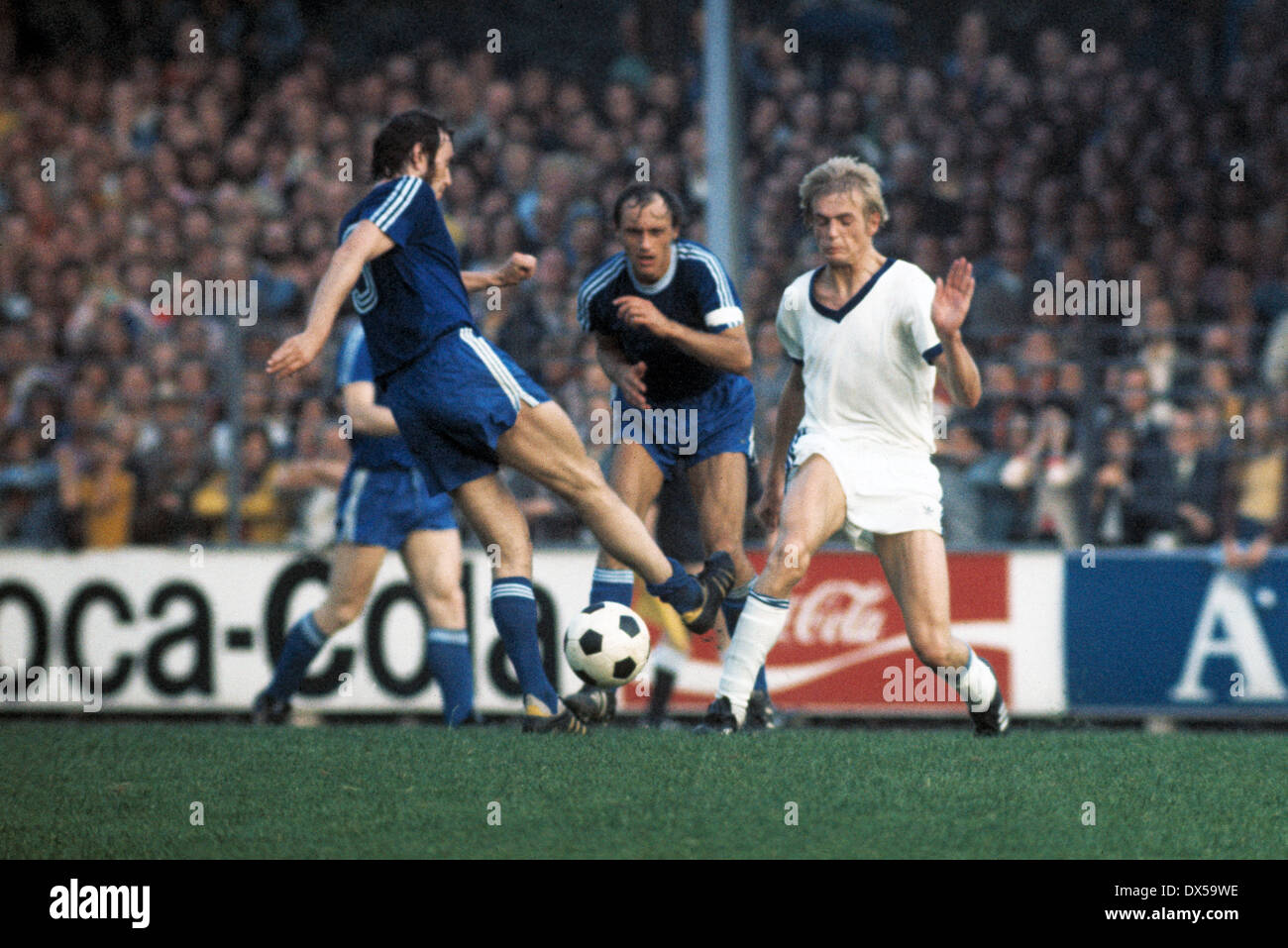 Calcio, Bundesliga, 1974/1975, Stadio an der Castroper Strasse, VfL Bochum contro FC Schalke 04 2:1, scena del match, f.l.t.r. Werner Balte (VFL), Dieter Versen (VFL), Hannes Bongartz (S04) Foto Stock