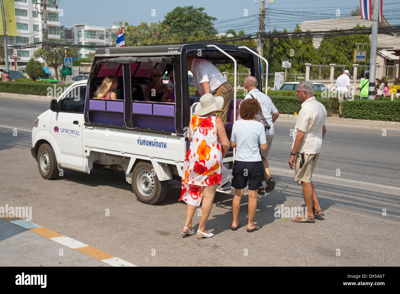 I turisti di salire a bordo il trasporto al loro luogo di villeggiatura in Hua Hin Tailandia Foto Stock