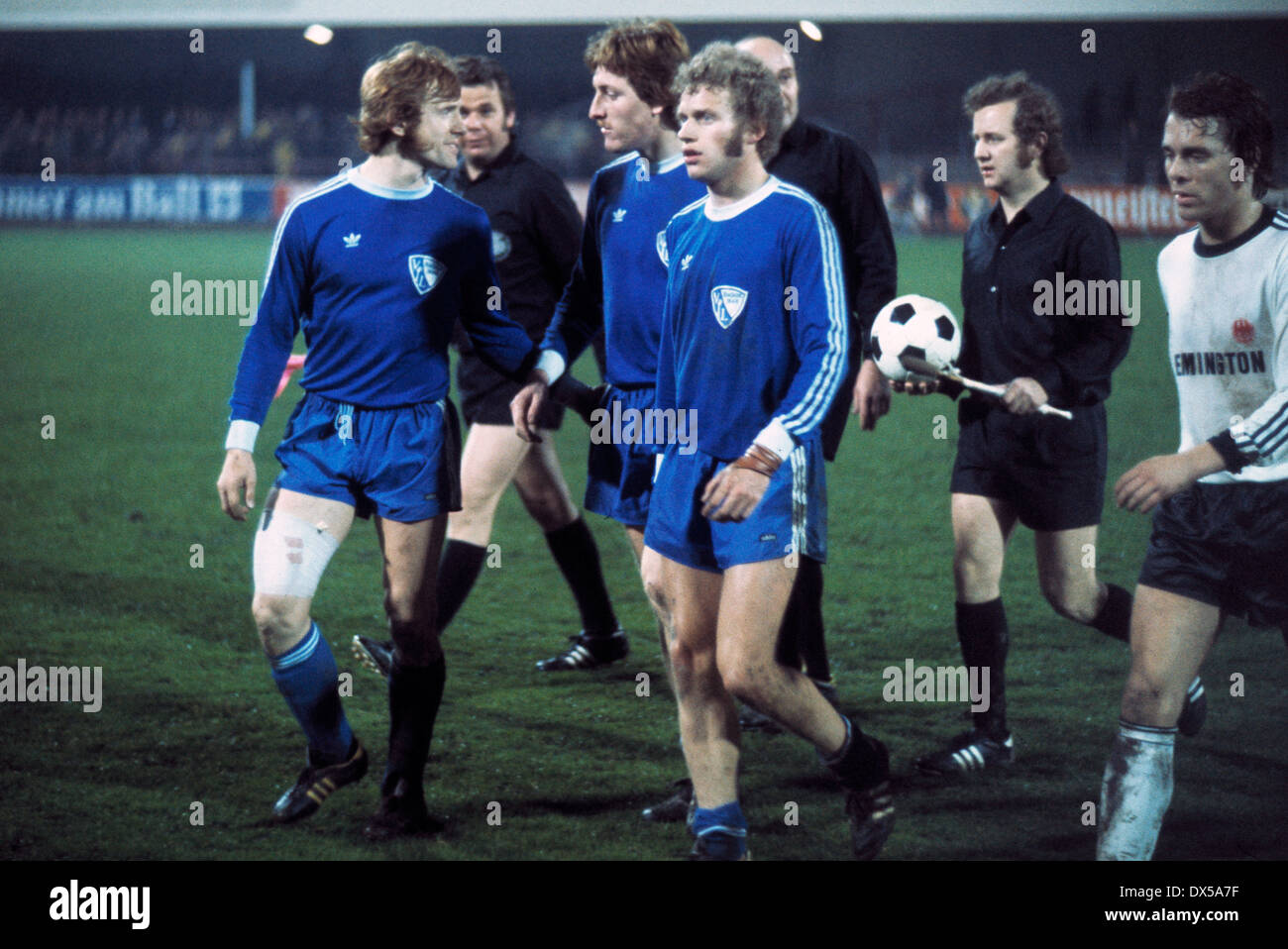Calcio, Bundesliga, 1974/1975, Stadio an der Castroper Strasse, VfL Bochum versus Eintracht Frankfurt 3:1, Spielende, Abgang, v.l.n.r. die Spieler Klaus-Dieter Dewinski (VFL), Michael Lameck (VFL), Michael Eggert (VFL), Wolfgang Kraus (Eintracht), dahi Foto Stock