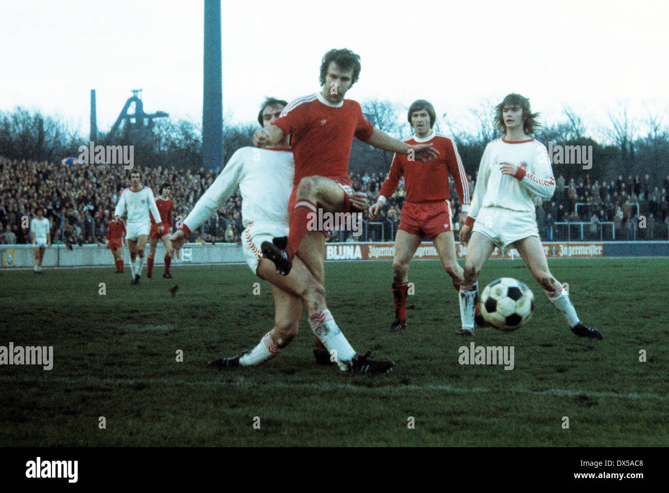 Calcio, 2. Bundesliga Nord, 1974/1975, Niederrheinstadion, Rot Weiss Oberhausen contro FC St Pauli Amburgo 0:0, scena del match, Walter Krause (RWO) 2.f.l. in lotta per la sfera, dietro Juergen Jaeger (RWO) 3.F.L. Foto Stock