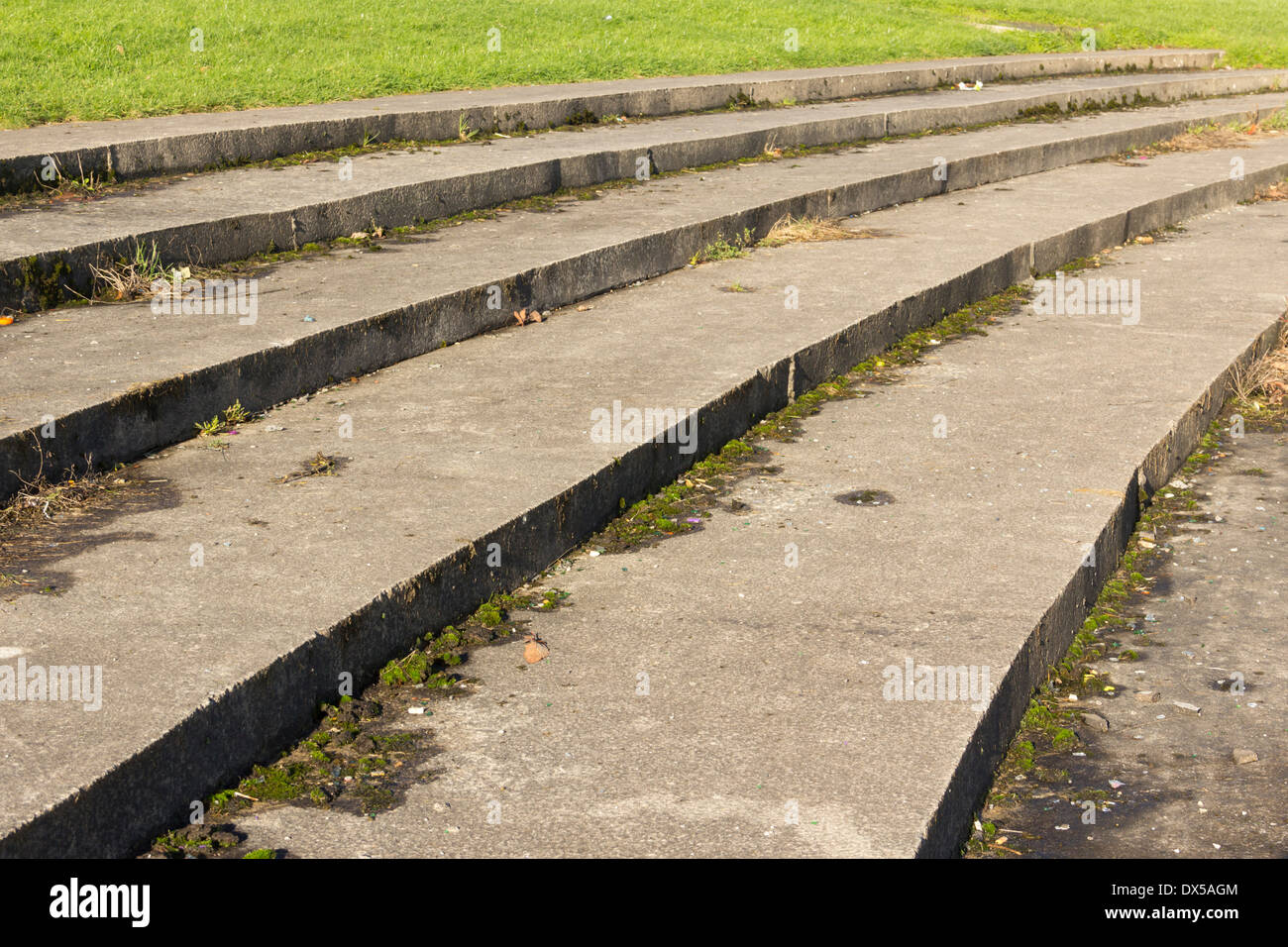 Poco profonde fasi terrazzati per gli spettatori dall'esecuzione in disuso la via ad Harper verde campi da gioco, Farnworth, Lancashire. Foto Stock