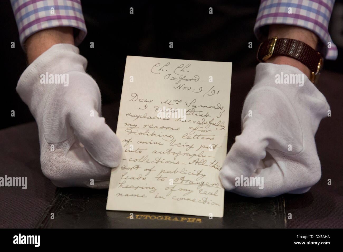 Londra, UK, 18 marzo 2014. La lettera da Alice nel Paese delle Meraviglie autore Lewis Carroll (sotto il suo vero nome Charles Dodgson) ad un amico lamenta gli inconvenienti della fama va sotto il martello e si prevede di recuperare £3.000-£4.000. Nella lettera, Carroll dice Lui odiava la pubblicità così intensamente che 'a volte quasi mi auguro che io non avevo mai scritto qualsiasi libri a tutti". La Bonhams' libri, mappe, manoscritti e fotografie storiche d'aste avviene il 19 marzo 2014. Credito: Nick Savage/Alamy Live News Foto Stock