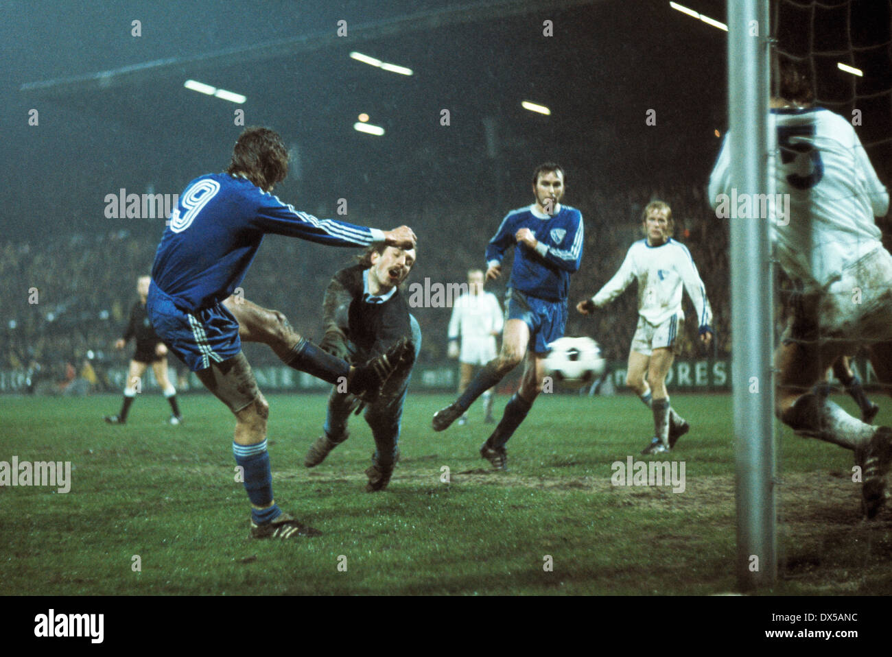Calcio, Bundesliga, 1974/1975, Stadio an der Castroper Strasse, VfL Bochum contro Hertha BSC Berlin 4:0, Bochum obiettivo per 2:0, f.l.t.r. marcatore Hans-Juergen Koeper (VFL), il custode Thomas Zander (Hertha), Werner Balte (VFL), Michael Sziedat (Hertha) un Foto Stock