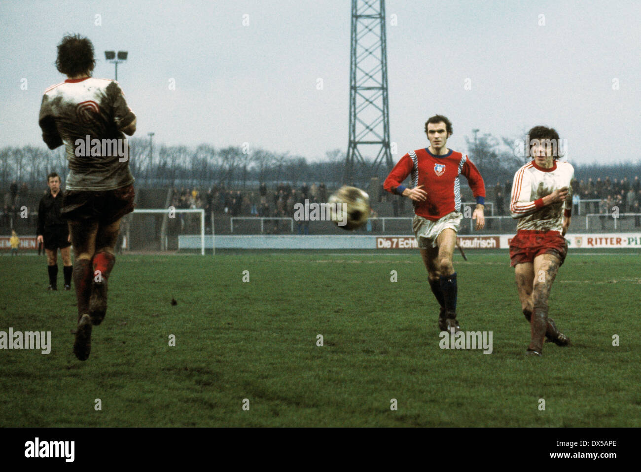 Calcio, 2. Bundesliga Nord, 1974/1975, Niederrheinstadion, Rot Weiss Oberhausen contro FC Bayer 05 Uerdingen 1:3, shot sul traguardo da Willi Quasten (RWO) a destra, a sinistra oltre a Heinz Mostert (Bayer) Foto Stock