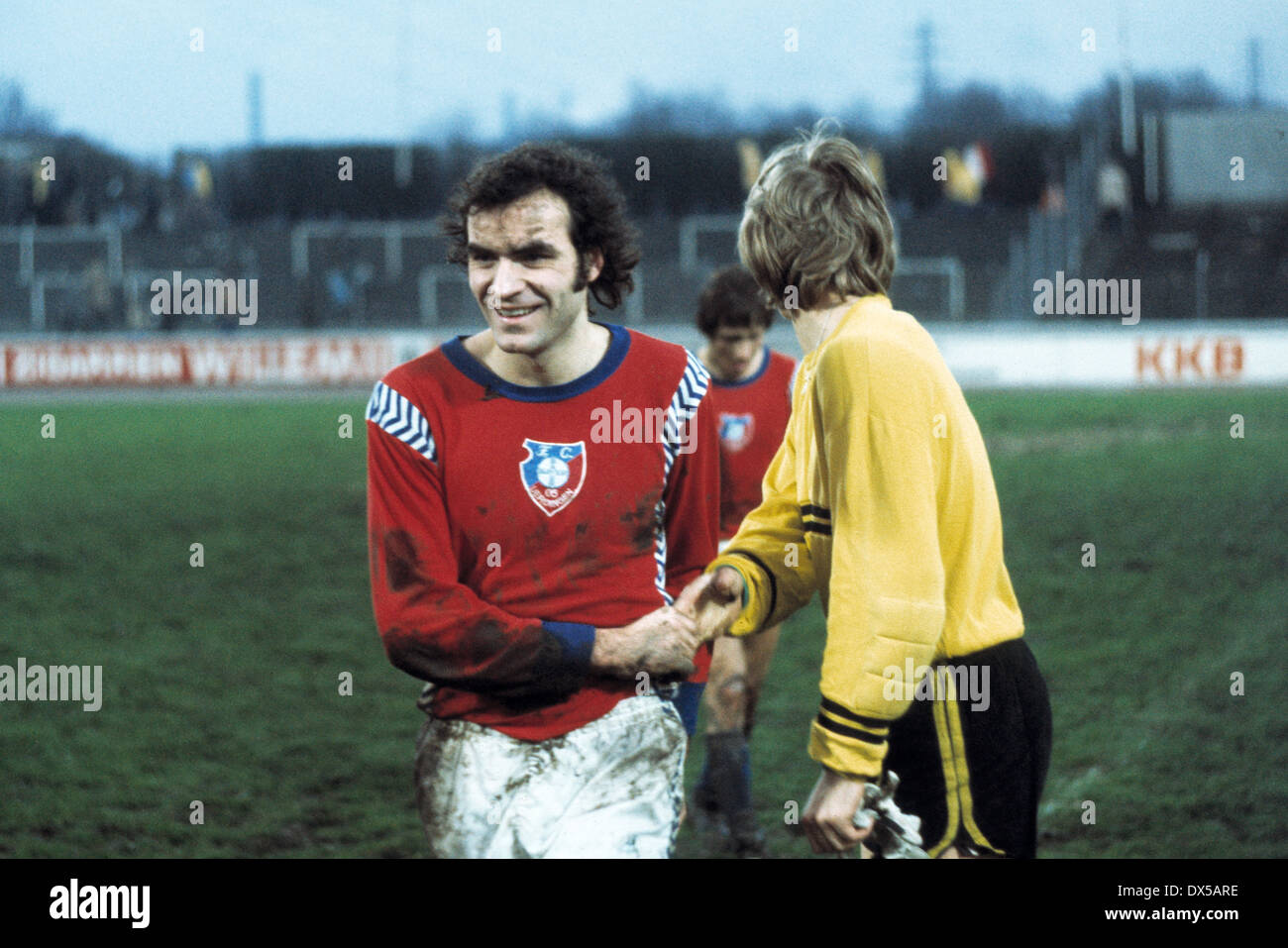 Calcio, 2. Bundesliga Nord, 1974/1975, Niederrheinstadion, Rot Weiss Oberhausen contro FC Bayer 05 Uerdingen 1:3, fine della partita, Heinz Mostert (Bayer) contentezza per la vittoria Foto Stock