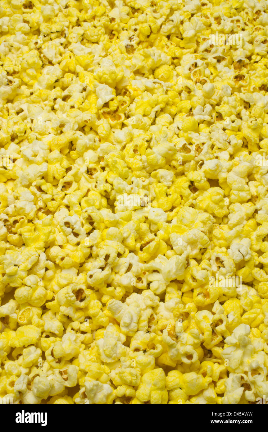 Cucinata fresca salata sfondo popcorn. Foto Stock