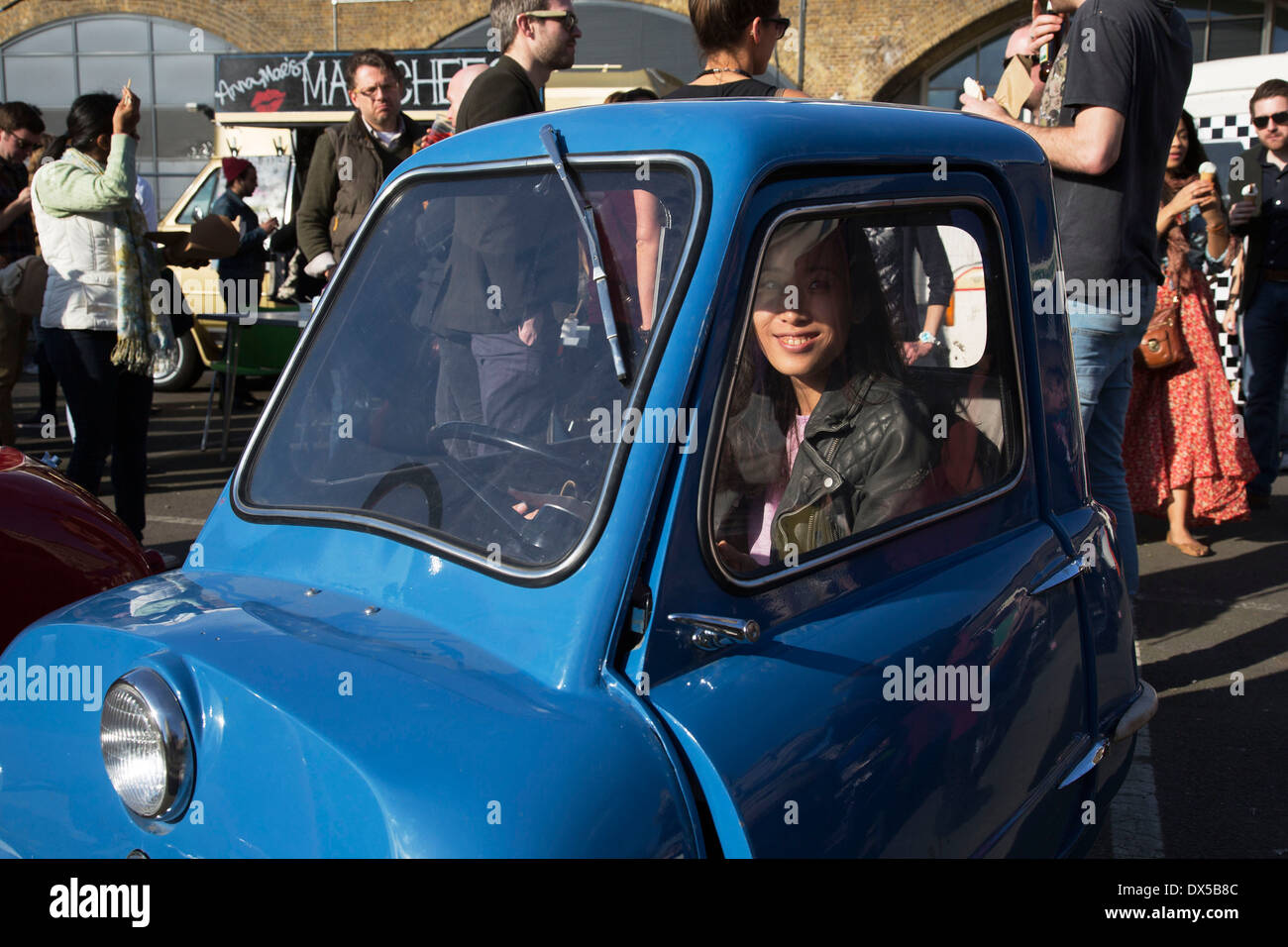 Il classico auto Vendita di avvio presso il centro di Southbank, South Bank di Londra, Regno Unito. Auto d'epoca, moda e stile. Foto Stock Il classico auto Vendita di avvio presso il centro di Southbank, South Bank di Londra, Regno Unito. Auto d'epoca, moda e stile. Foto Stock