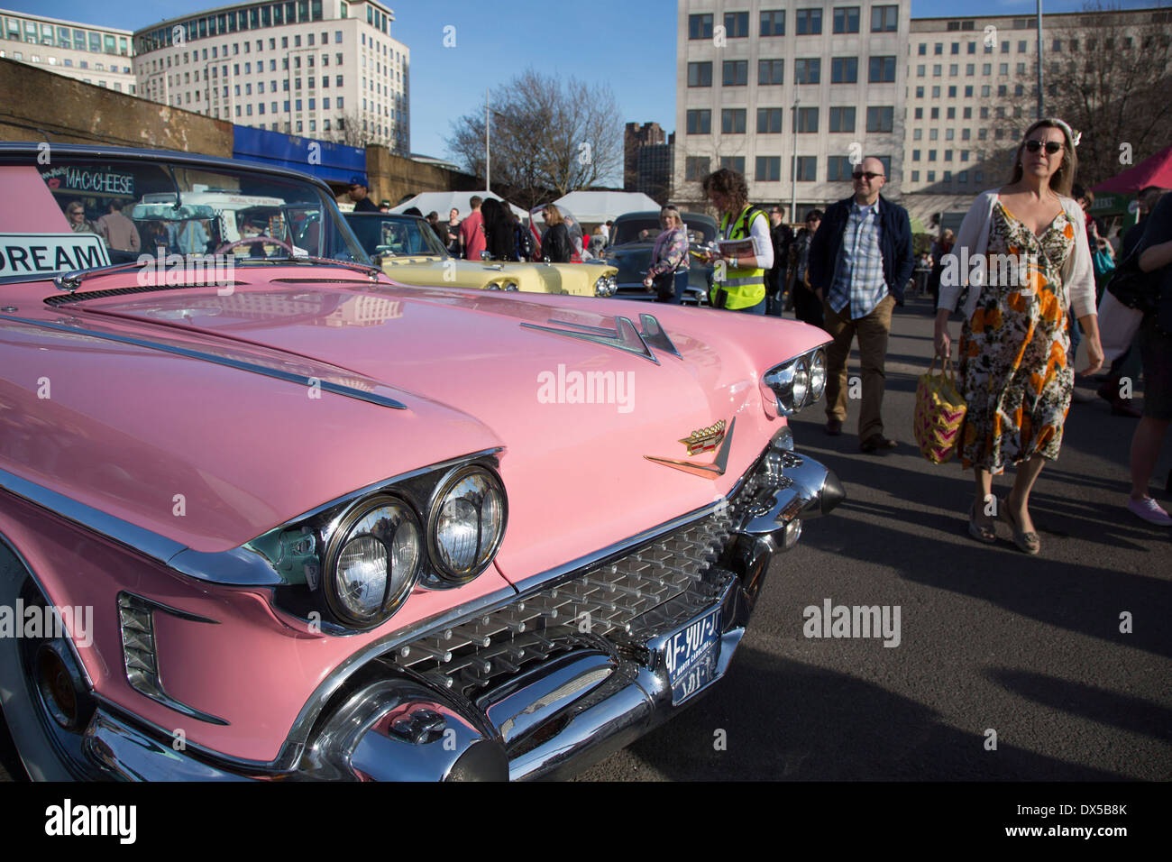 Il classico auto Vendita di avvio presso il centro di Southbank, South Bank di Londra, Regno Unito. Auto d'epoca, moda e stile. Foto Stock Il classico auto Vendita di avvio presso il centro di Southbank, South Bank di Londra, Regno Unito. Auto d'epoca, moda e stile. Foto Stock