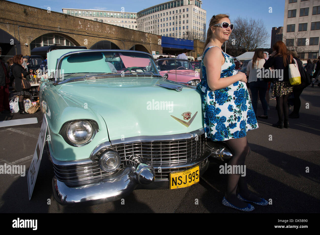 Il classico auto Vendita di avvio presso il centro di Southbank, South Bank di Londra, Regno Unito. Auto d'epoca, moda e stile. Foto Stock Il classico auto Vendita di avvio presso il centro di Southbank, South Bank di Londra, Regno Unito. Auto d'epoca, moda e stile. Foto Stock