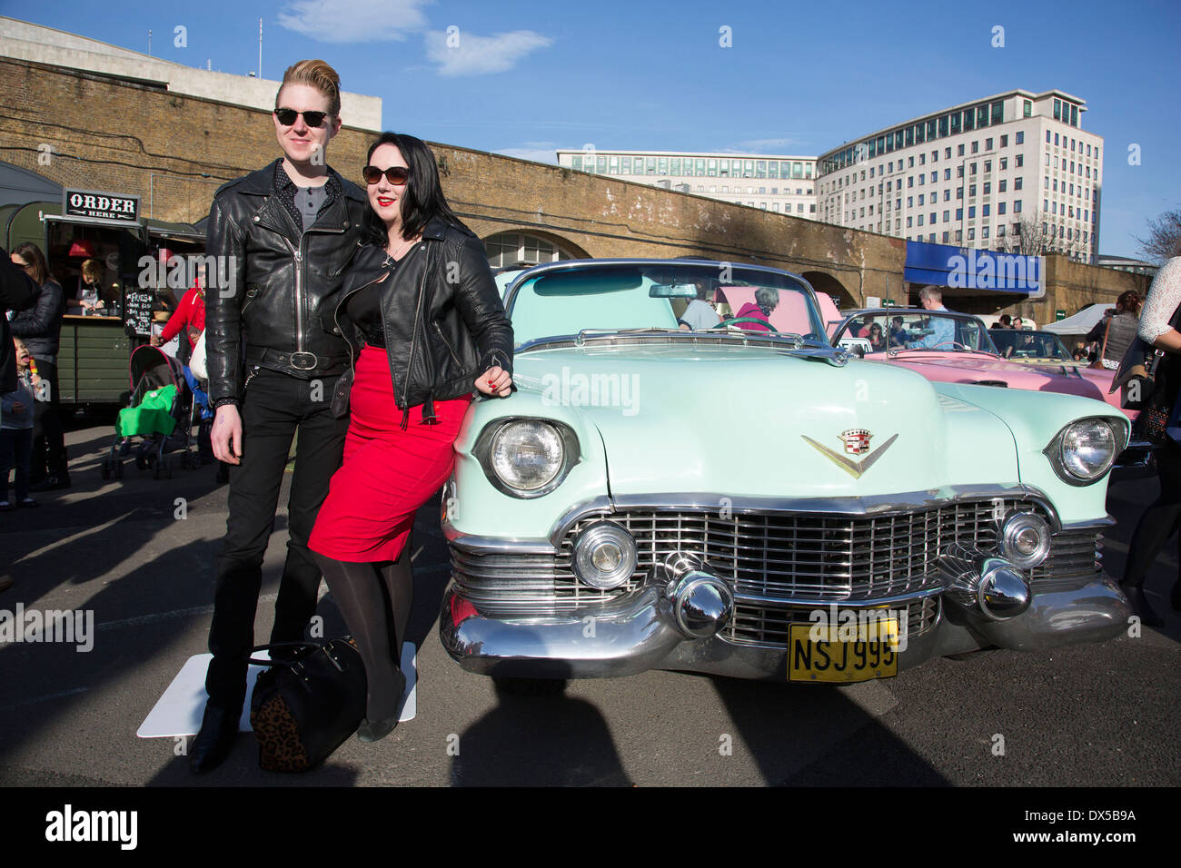 Il classico auto Vendita di avvio presso il centro di Southbank, South Bank di Londra, Regno Unito. Auto d'epoca, moda e stile. Foto Stock Il classico auto Vendita di avvio presso il centro di Southbank, South Bank di Londra, Regno Unito. Auto d'epoca, moda e stile. Foto Stock