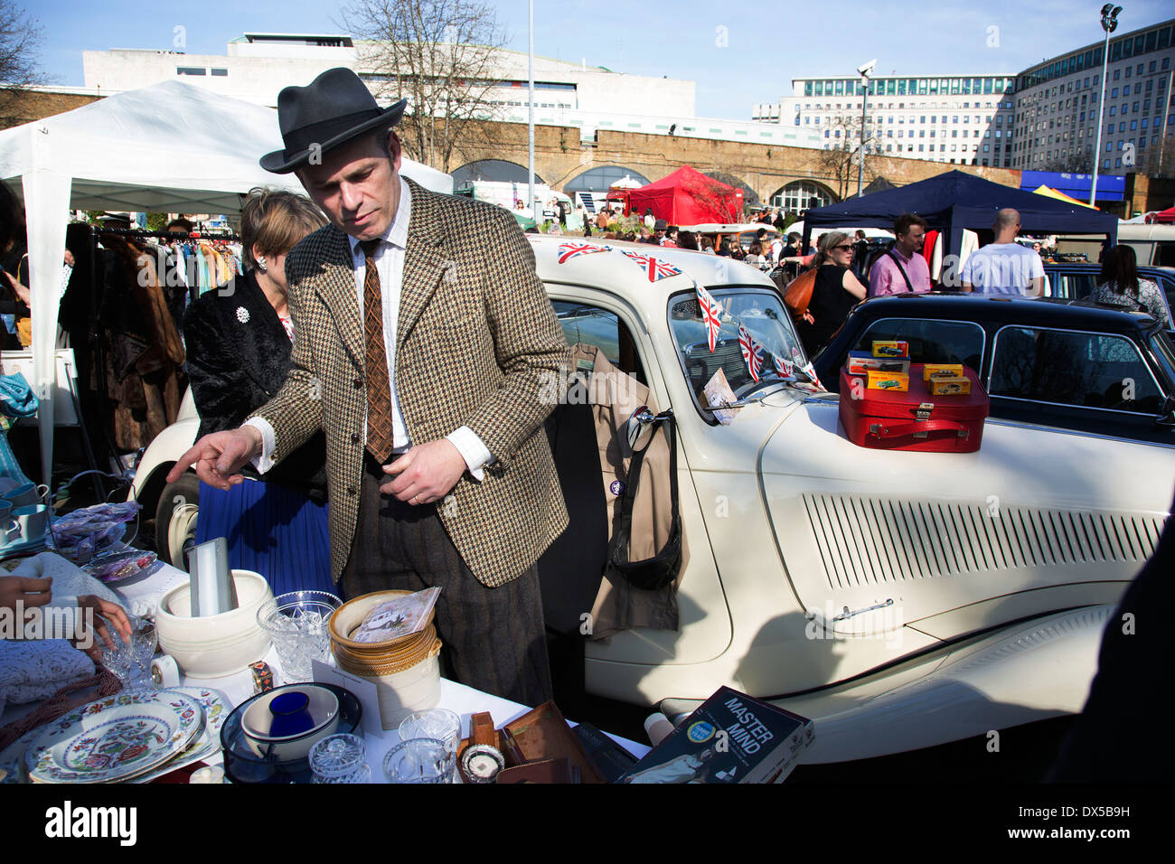 Il classico auto Vendita di avvio presso il centro di Southbank, South Bank di Londra, Regno Unito. Auto d'epoca, moda e stile. Foto Stock Il classico auto Vendita di avvio presso il centro di Southbank, South Bank di Londra, Regno Unito. Auto d'epoca, moda e stile. Foto Stock