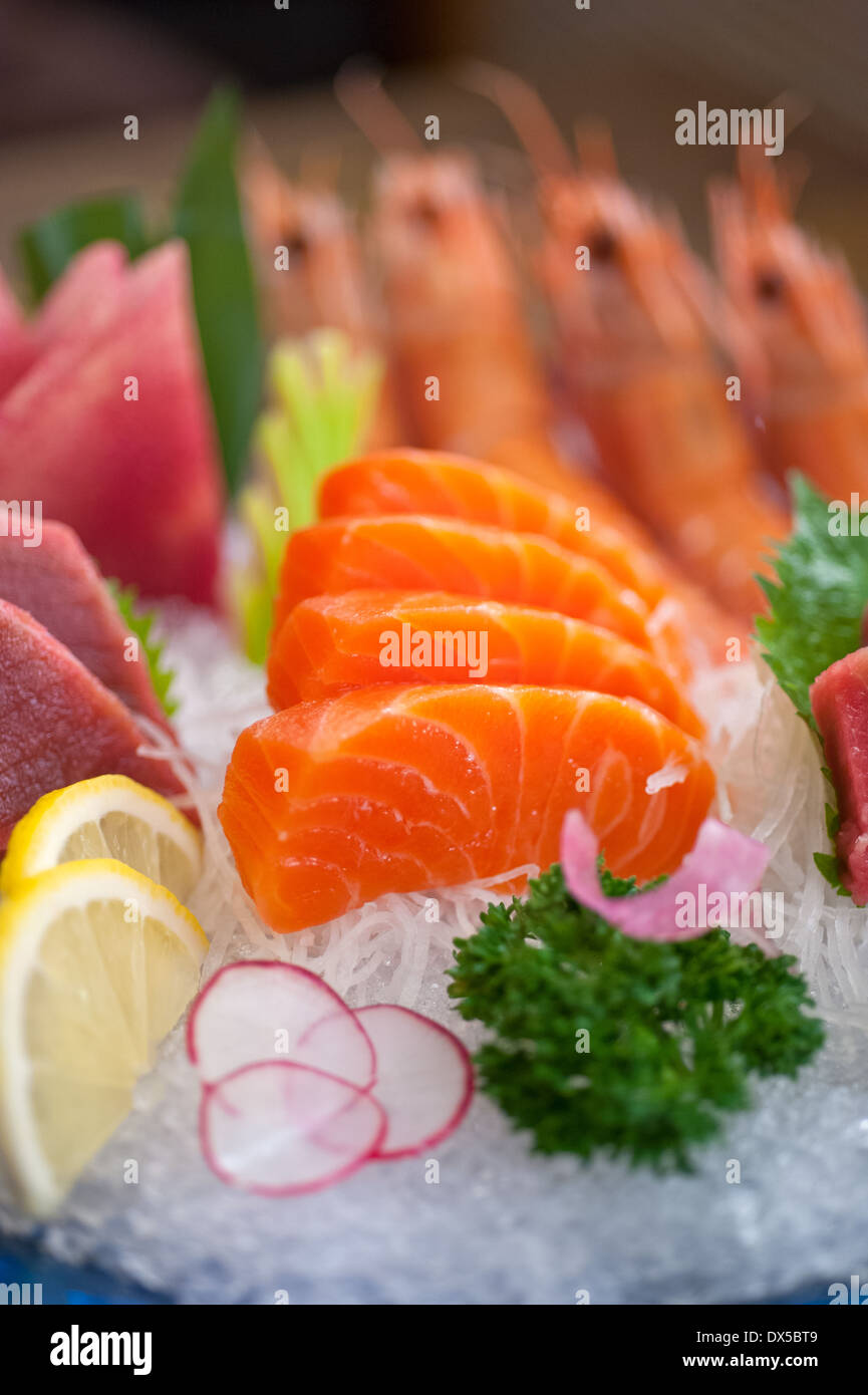 In stile giapponese sashimi assortiti piatto di cui sopra il ghiaccio tritato Foto Stock