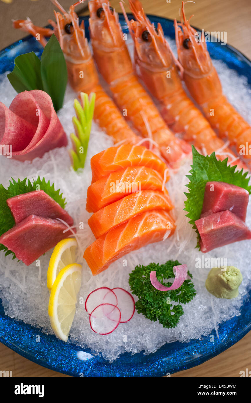 In stile giapponese sashimi assortiti piatto di cui sopra il ghiaccio tritato Foto Stock