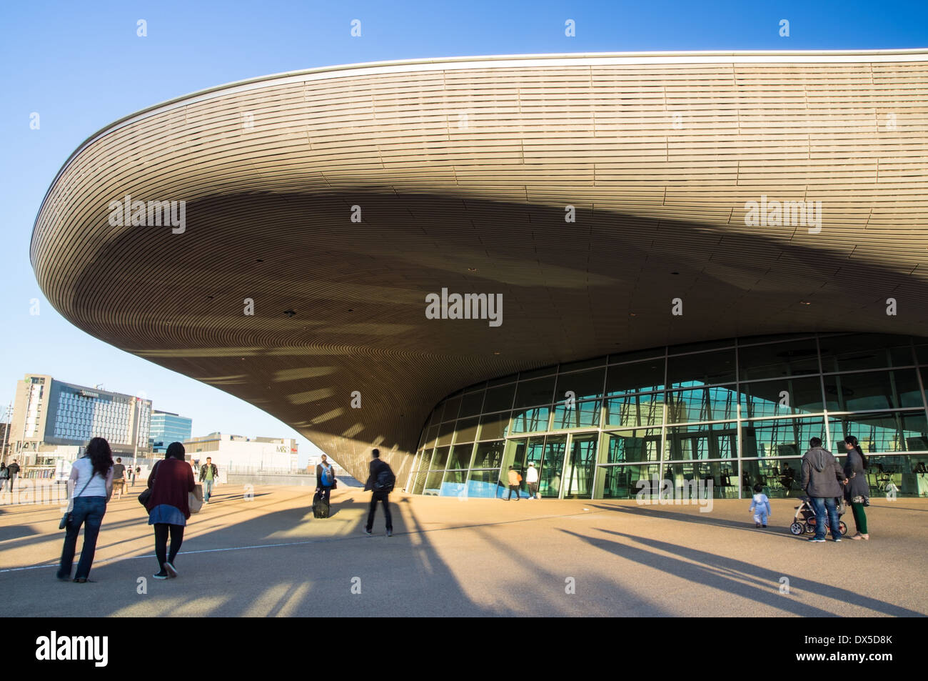 Visitatori presso l'ingresso principale per il London Aquatics Centre presso la Queen Elizabeth Olympic Park Londra Inghilterra Regno Unito Regno Unito Foto Stock
