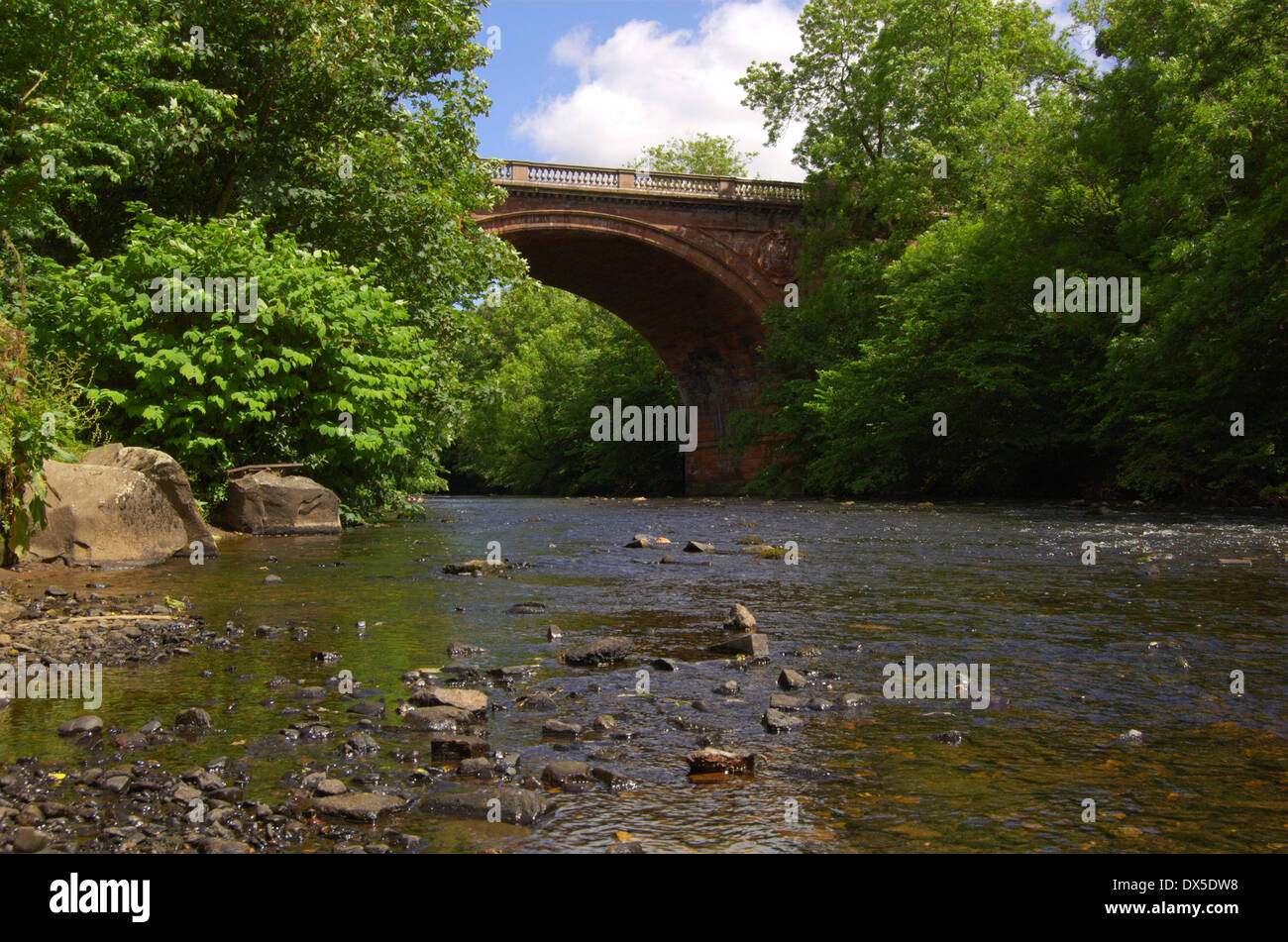 Ponte sul fiume Kelvin sulla strada Kirklee a Glasgow, Scozia Foto Stock