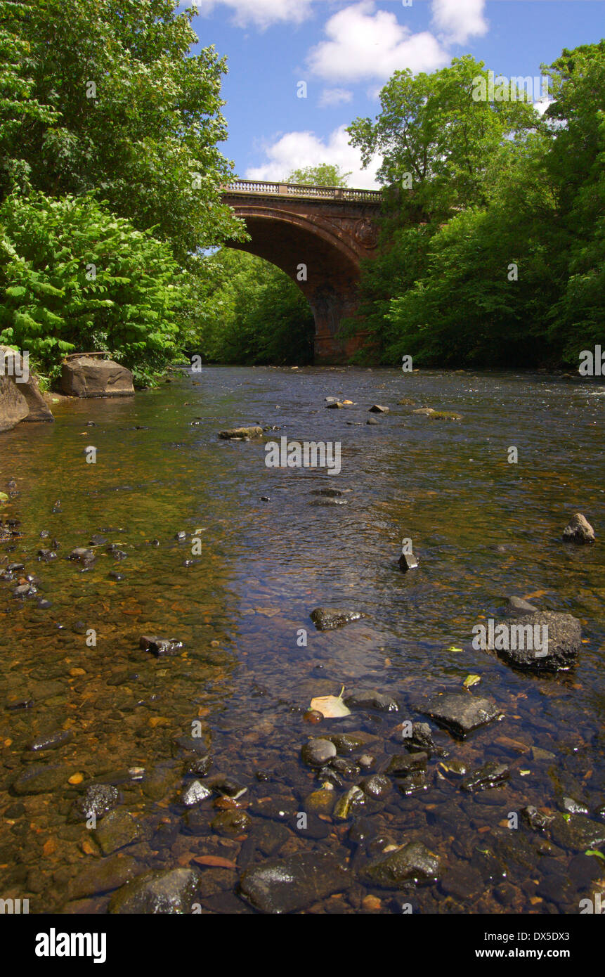 Ponte sul fiume Kelvin sulla strada Kirklee a Glasgow, Scozia Foto Stock