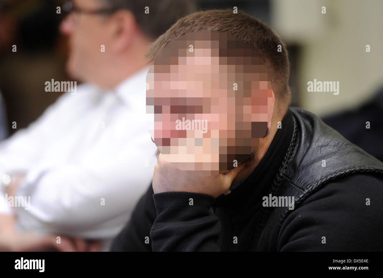 Monaco di Baviera, Germania. Xviii Mar, 2014. Monaco di Baviera, Germania. Il 18 marzo 2014. Convenuta Andre E. si siede su una sedia prima dell' inizio del processo nelle aule di tribunale di Monaco di Baviera, Germania, 18 marzo 2014. La prova sugli assassinî contro immigrati tedeschi e una donna di polizia impegnati dal neo-terrore nazista cella "Nazional Socialista" della metropolitana (NSU) continua in Alta Corte Regionale di Monaco di Baviera. Foto: Tobias Hase/dpa/Alamy Live News/dpa/Alamy Live News Foto Stock