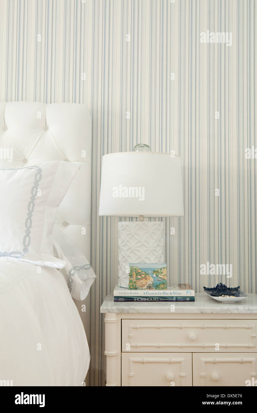 Comodino con lampada in blu e bianco camera da letto Foto Stock